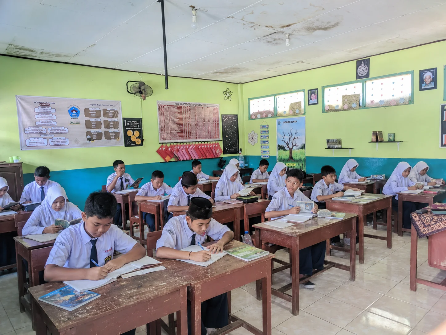 Suasana belajar mengajar di kelas MTS PIM Mujahidin